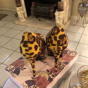 Beautiful pumps worn once smoke and pet free home